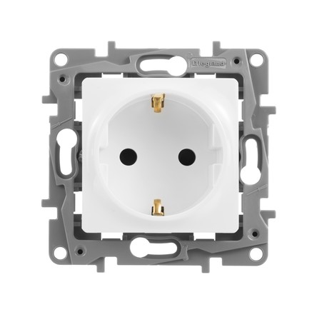 Розетка Legrand Etika скрытый монтаж, с заземлением, со шторками, 16 А 220 В белая (672222)